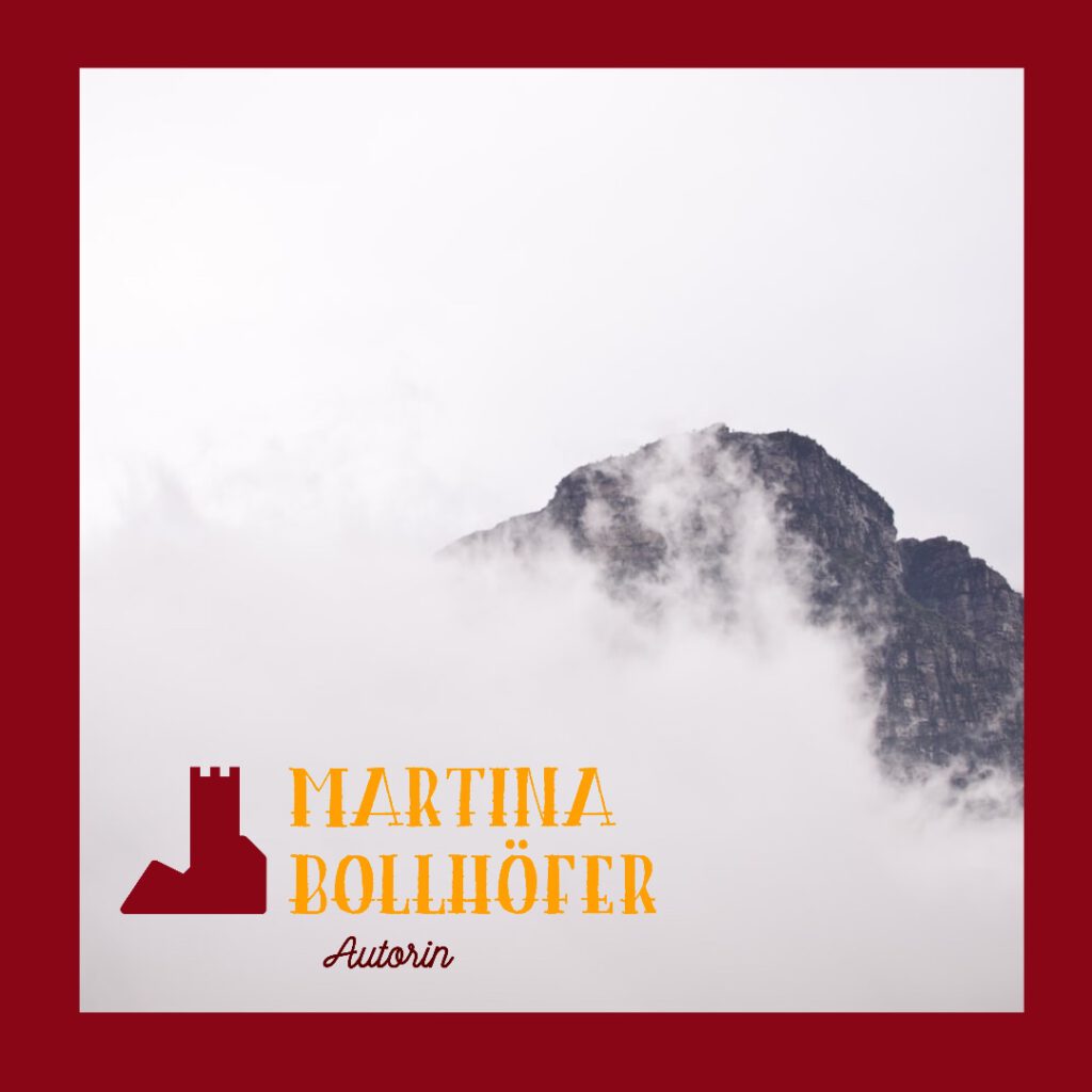 Berg im Wolkendunst mit meinem neuen Logo: Burg mit Schriftzug Martina Bollhöfer und dem Zusatz Autorin