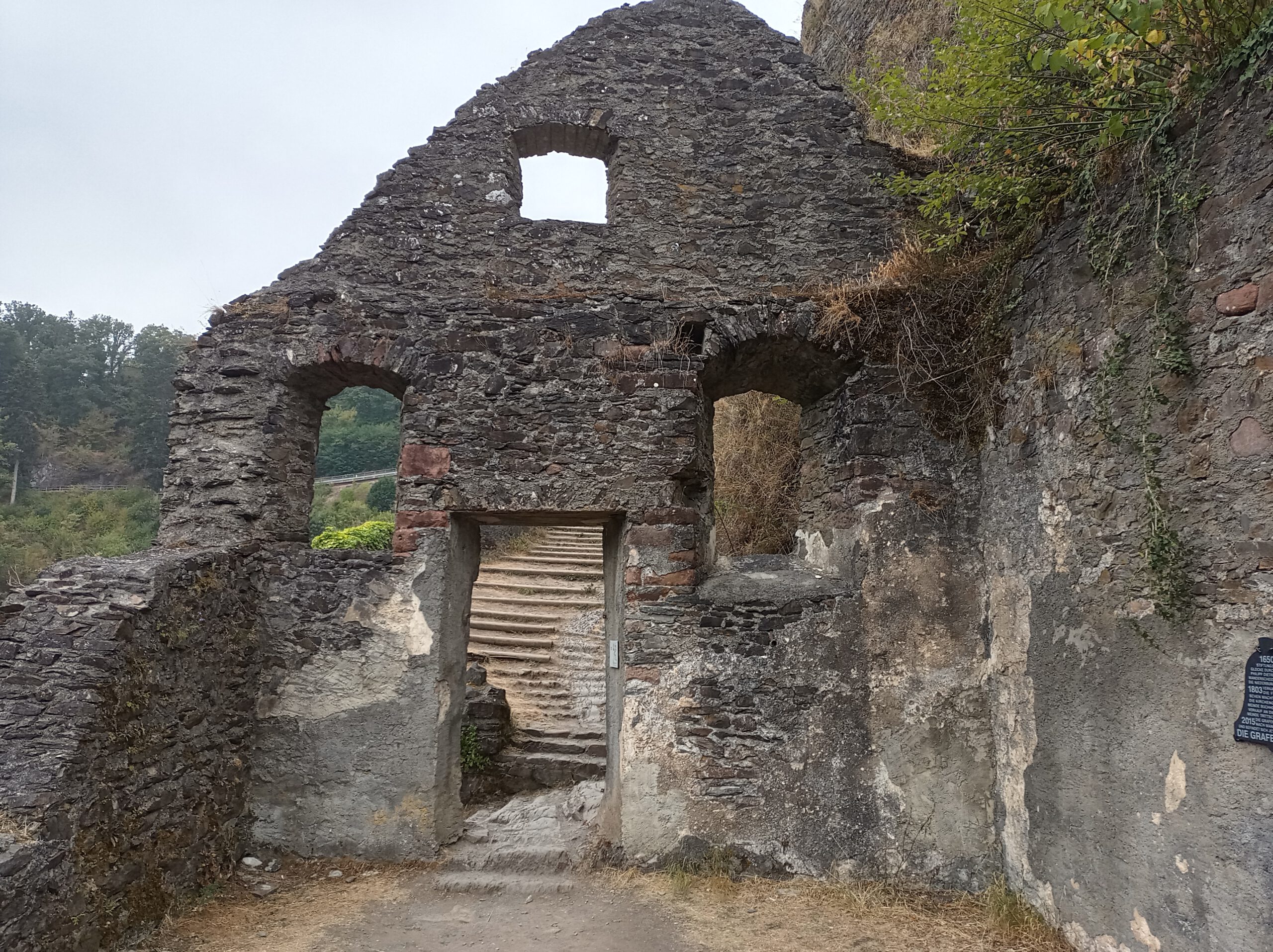 Zeigt eine gut erhaltene Mauer mit DUrchganz in der Niederburg zu Manderscheid