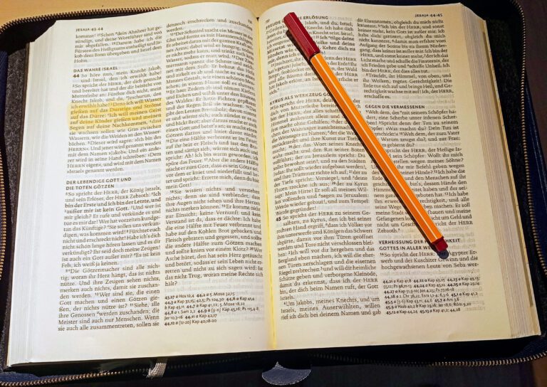 Aufgeschlagene Bibel mit Stift: Textstelle Jesaja 44
