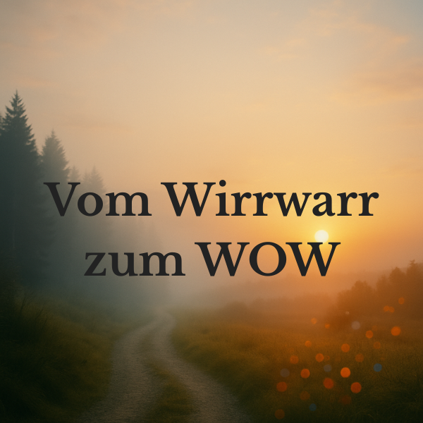 Links nebliger Wald, rechts Sonnenaufgang Text mittig vom WIrrwarr zum WOW