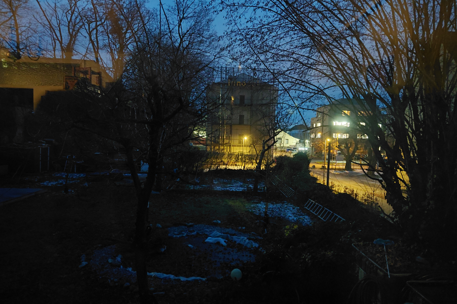 Blick aus meinem Wohnzimmerfenster in den frühen Morgenstunden. Es ist noch dunkel