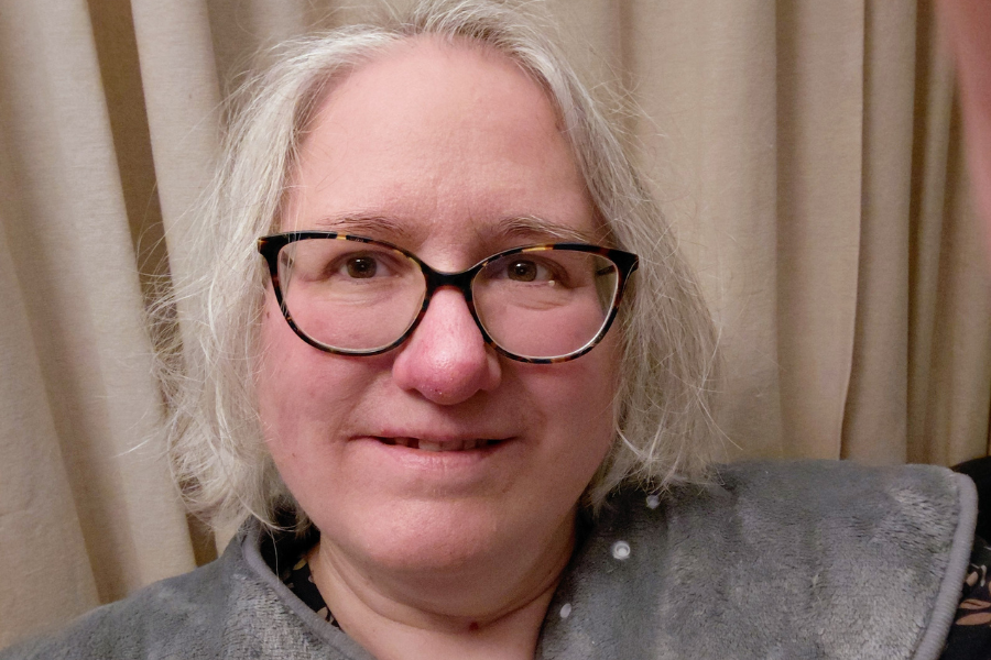 Autorin Martina Bollhöfer mit Wärmekissen um die Schultern.