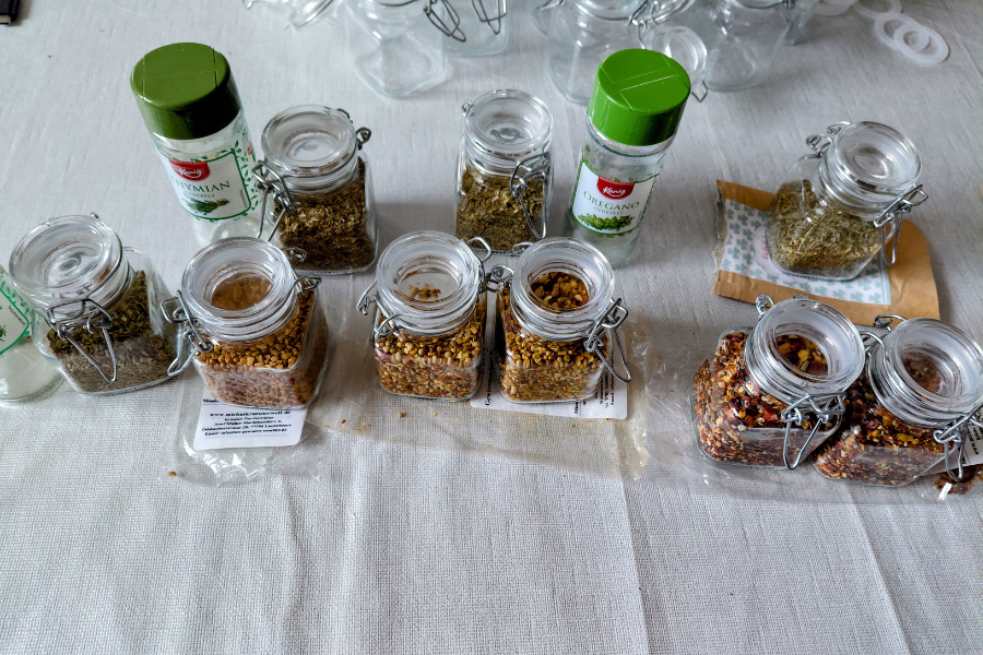 Gewürzgläser mit verschiedenen Gewürzen