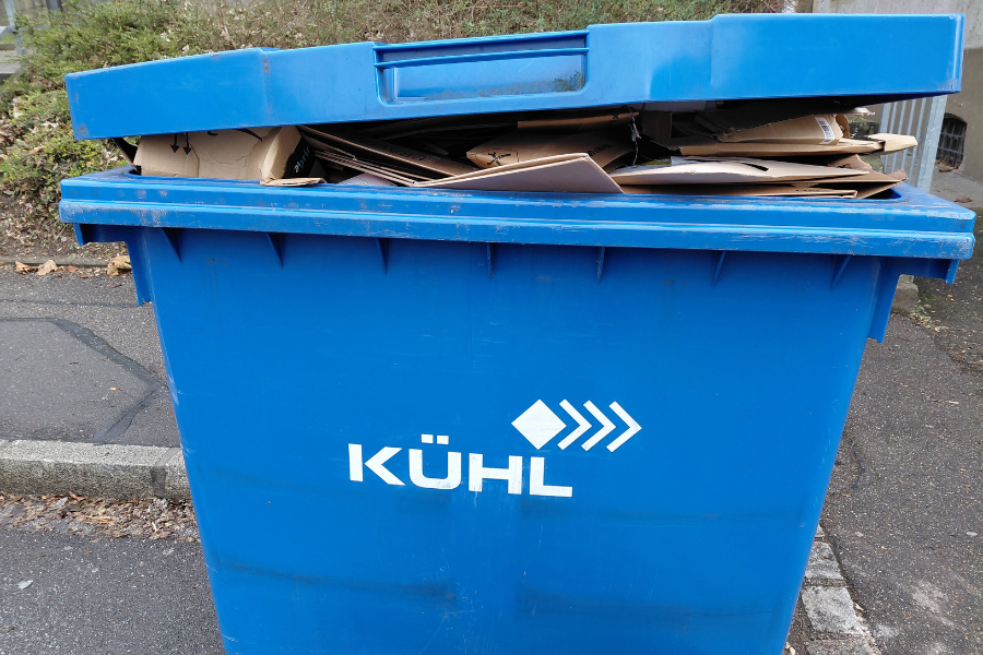 Blaue Tonne mit Pappa und der Aufschrift Kühl