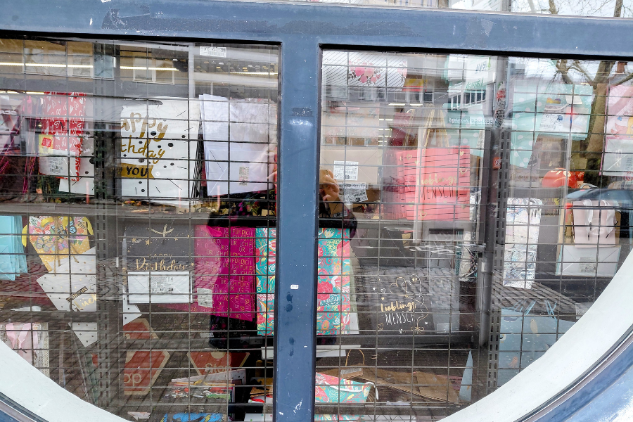 Schaufenster eines EIn-Euro-Shops mit Papiergeschenktüten