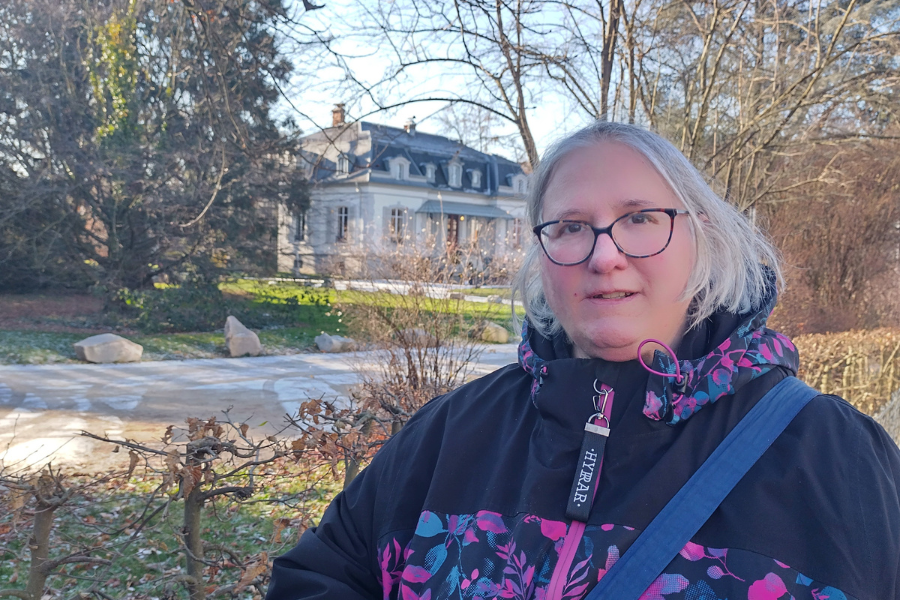 Autorin Martina Bollhöfer vor der Villa Aichele in Lörrach