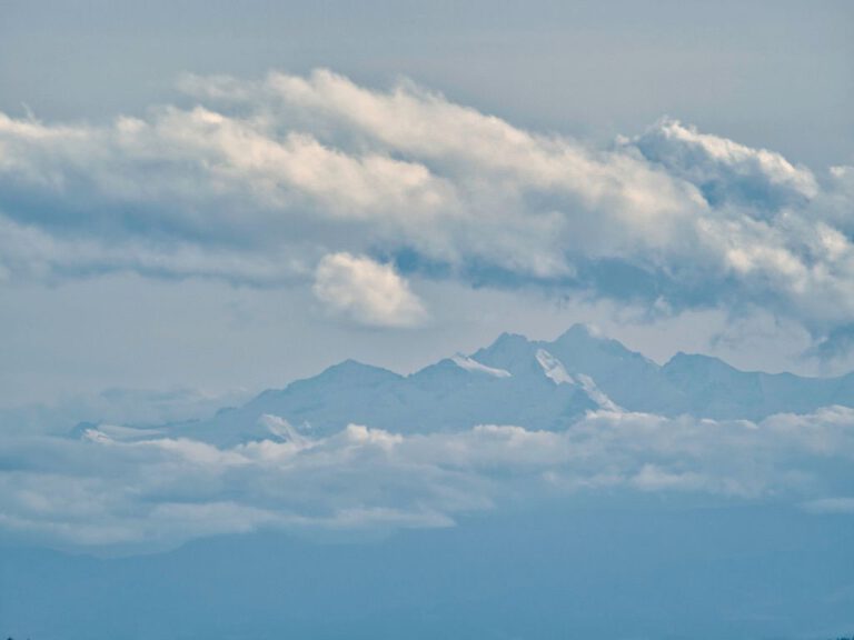 Berge zwischen Wolken – ein Moment des Innehaltens