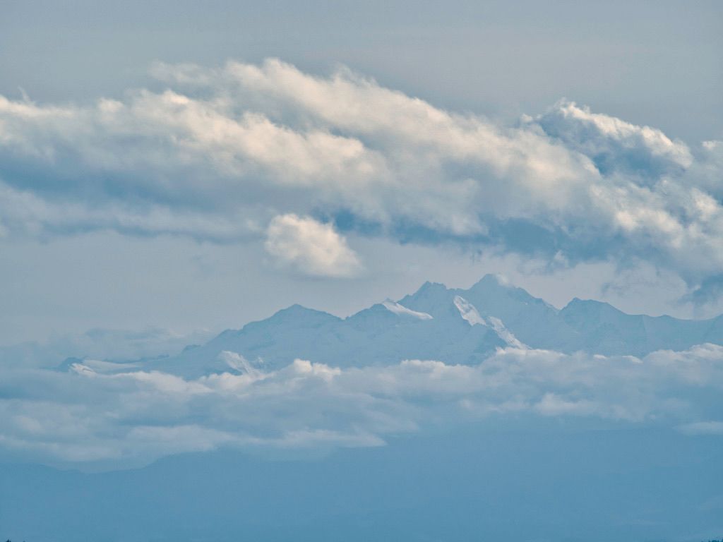 Berge zwischen Wolken – ein Moment des Innehaltens