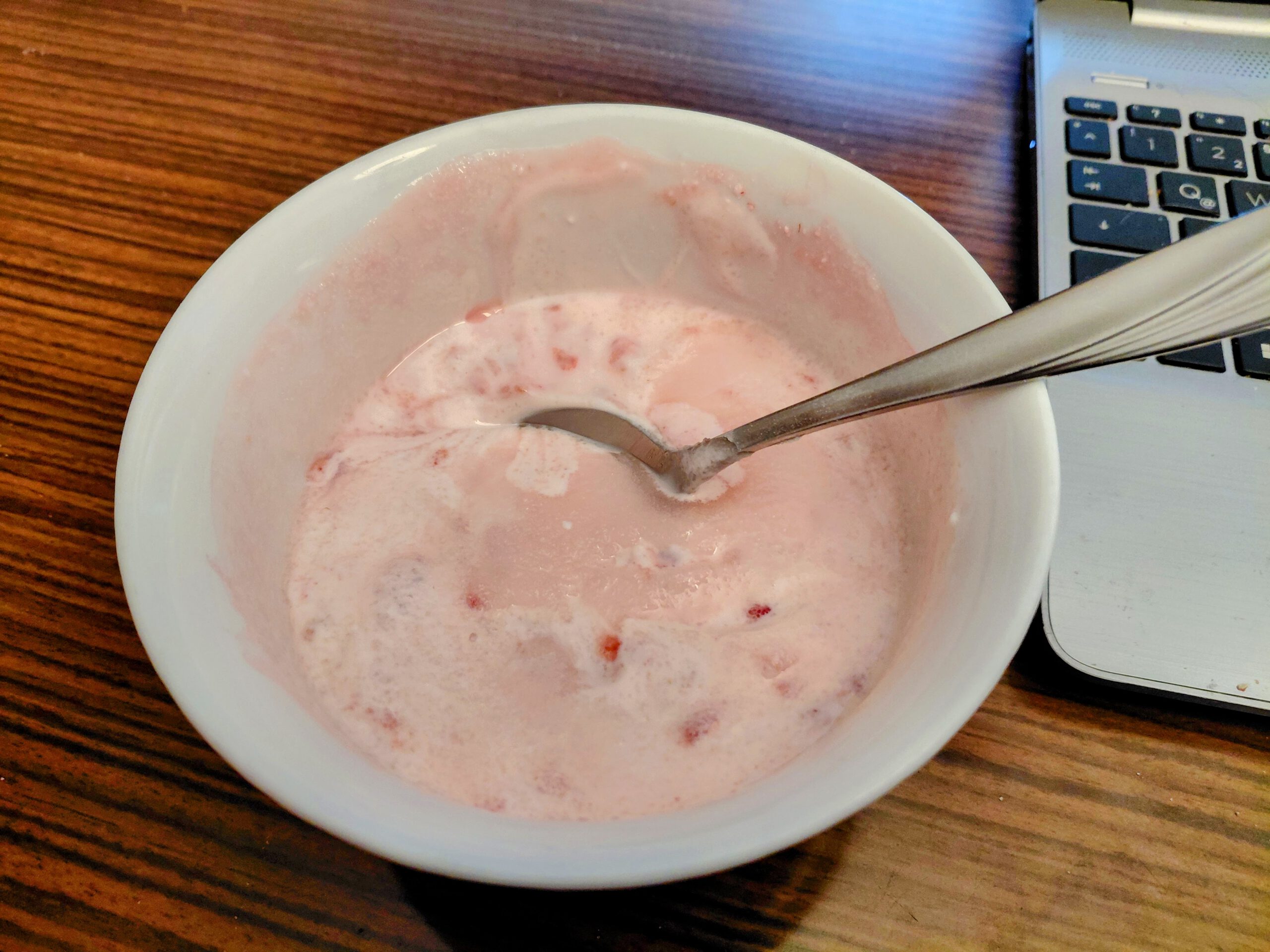 Boah so lecker, das hab ich nach dem inspirierenden abr auch anstrengenden Zoom meeting gebraucht. EIn selbstgemachter Himbeerjoghurt aus Tiefkühlhimbeeren und Naturjoghurt.