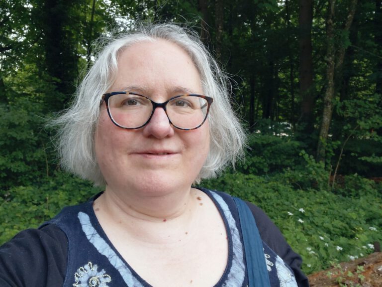 Vier Tage vor Wolkenstein: Ein Wald, eine Bank und ein Video