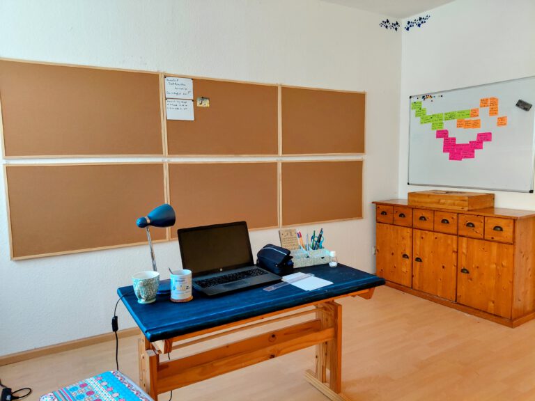 Mein neues Arbeitszimmer mit blauem Schreibtisch und meinem Denkbrett an der Wand: 6 große Korkpinnwände und ein Whiteboard